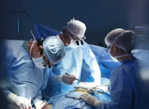 ד"ר איתי ורדי מבצע ניתוח לכריתת ערמונית