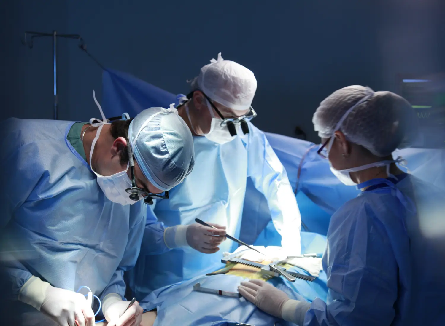 ד"ר איתי ורדי מבצע ניתוח לכריתת ערמונית